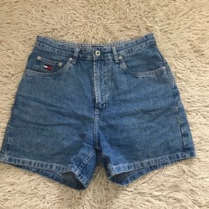 Tommy Hilfigure High-Waisted Shorts